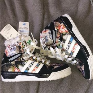 LIMITED EDITION ADIDAS WMN SIZE 5.5 SHOES!